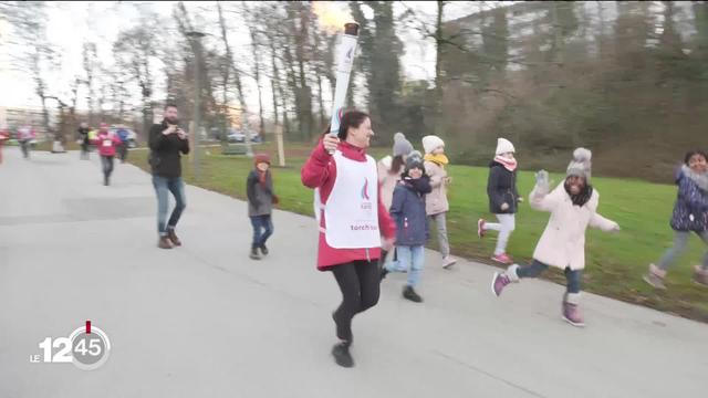 La flamme olympique parade dans Lausanne ce mercredi.