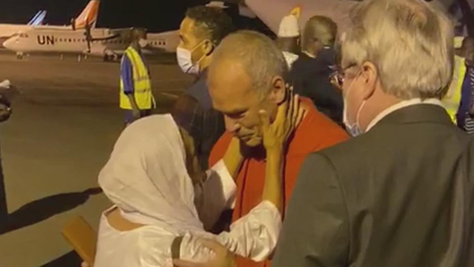 L'arrivée des otages libérés à l'aéroport de Bamako