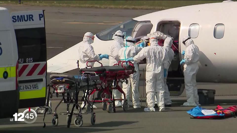 La France lourdement touchée par le COVID-19 évacue davantage de malades.