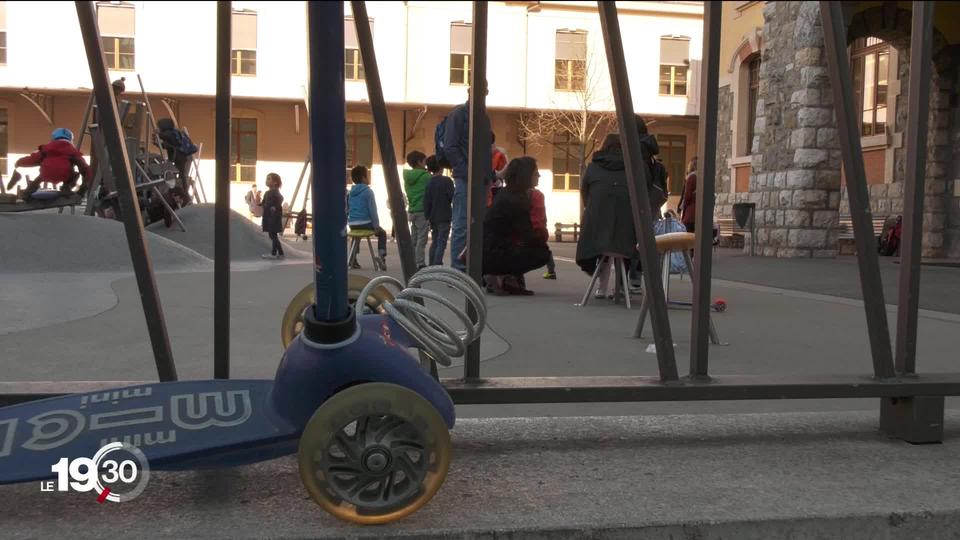 La plupart des parents ont appris la fermeture des écoles à la sortie des classes et étaient dans l'incertitude.