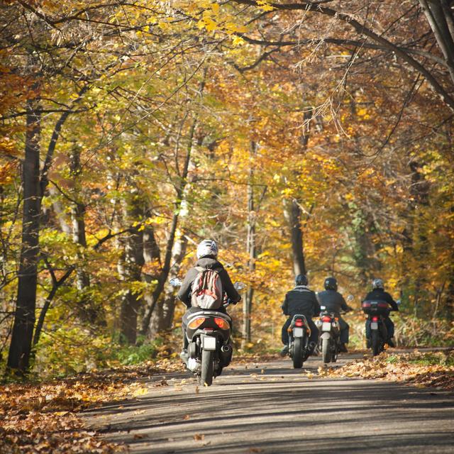 Vélomoteurs sur une route de montagne [Depositphotos - Photokostic]