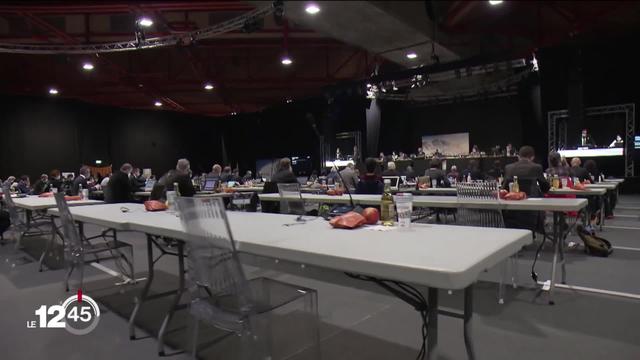 Le Covid-19 perturbe la session du Grand Conseil valaisan qui s'ouvre à Martigny. Le groupe UDC du Haut-Valais refuse de siéger.