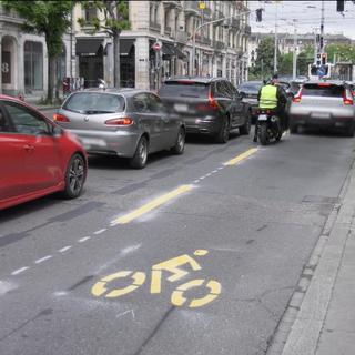 A Genève, des pistes cyclables temporaires sont mises en place pour encourager le public à ne pas prendre les transports publics.