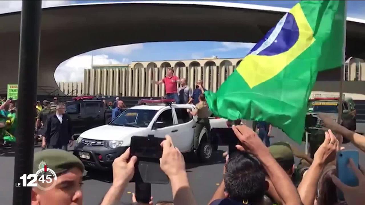 Au Brésil, le président Jair Bolsonaro continue à ne pas respecter les mesures de distanciation et de confinement