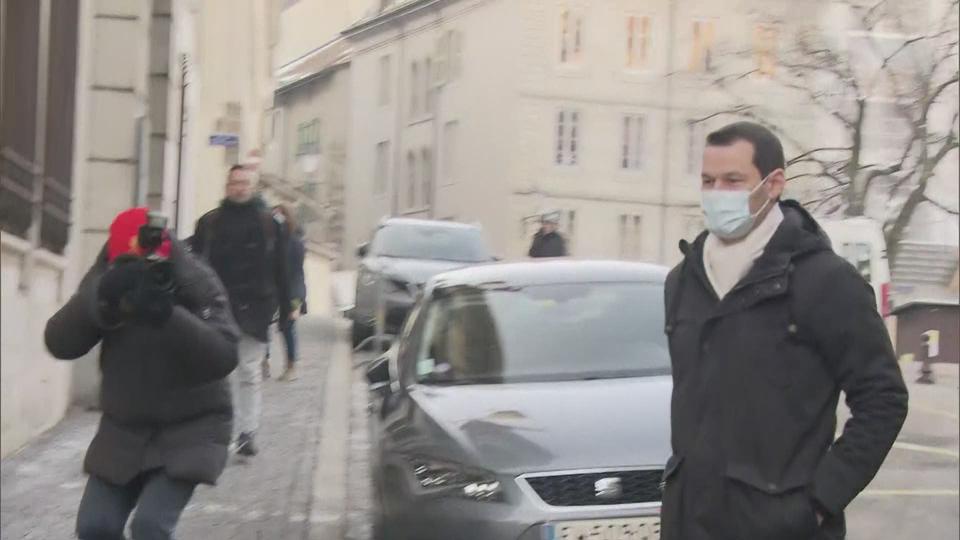 L'arrivée de Pierre Maudet devant le Palais de justice à Genève pour le début de son procès, le lundi 15 février 2021. [RTS]