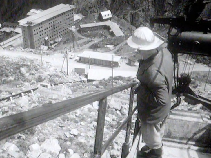 L'aumônier de la Grande Dixence en 1960. [RTS]