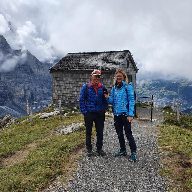 Maya Chollet et le guide et Marco Bomio à la cabane du Mittellegi [Photo privée - Maya Chollet]