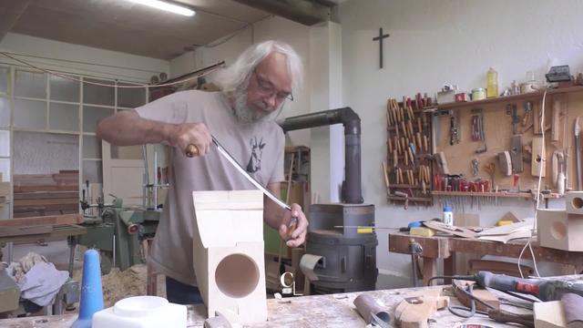 L'ébéniste François Morisod fabrique des cors des Alpes depuis plus de 20 ans. Un savoir-faire maîtrisé par une poignée d’artisans en Suisse