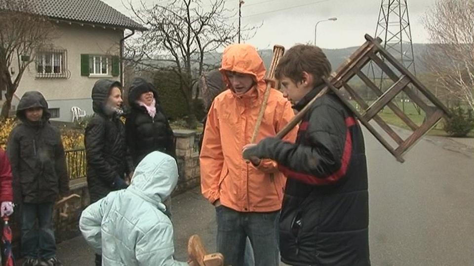 A Châtillon, dans le Jura, caquias et crécelles remplacent avant Pâques les cloches parties à Rome. [RTS]