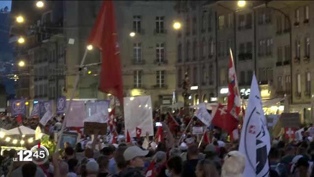 Plus d'un millier de personnes se sont rassemblées à Berne hier pour une manifestation contre l'extension du certificat Covid