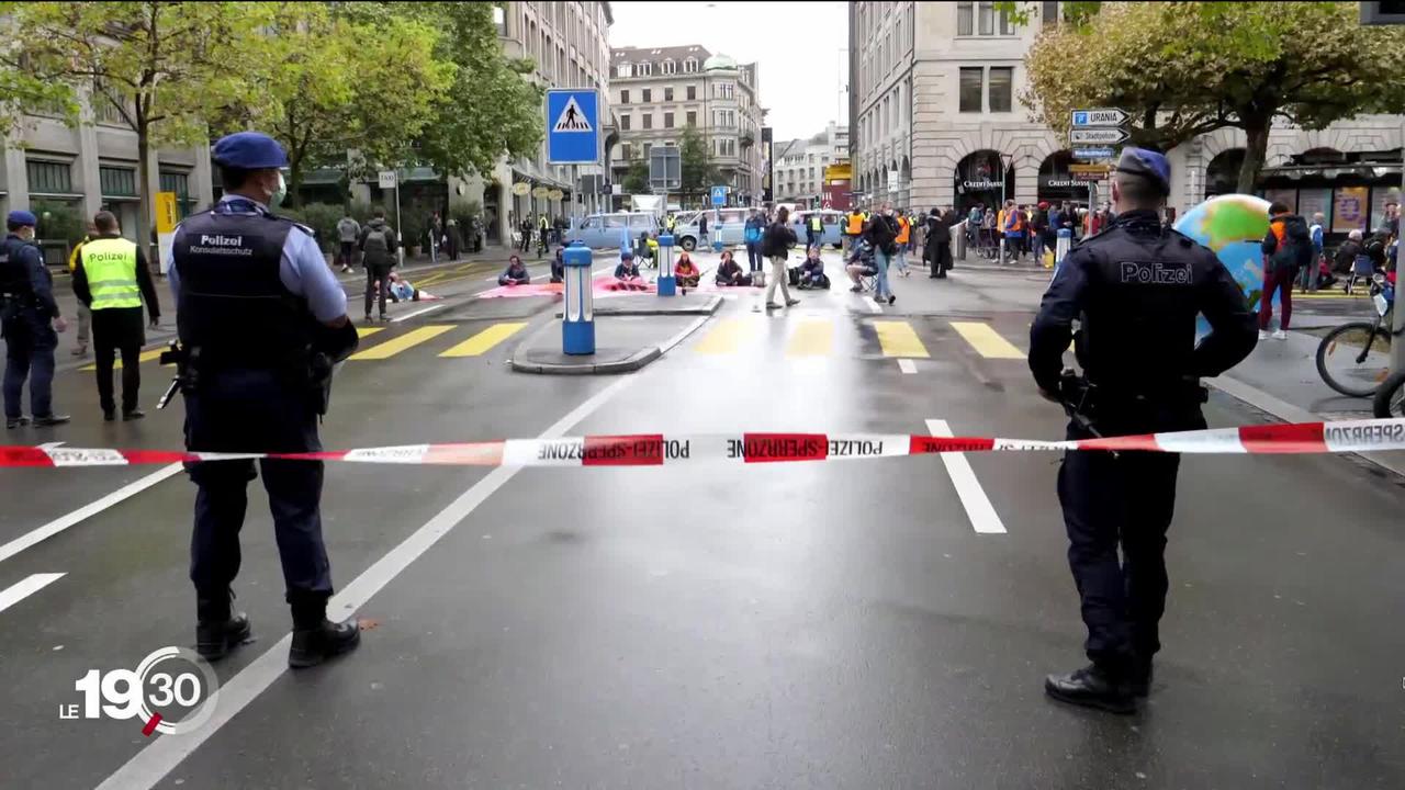 Des activistes d’Extinction Rebellion ont bloqué plusieurs rues du centre-ville de Zurich ce lundi.