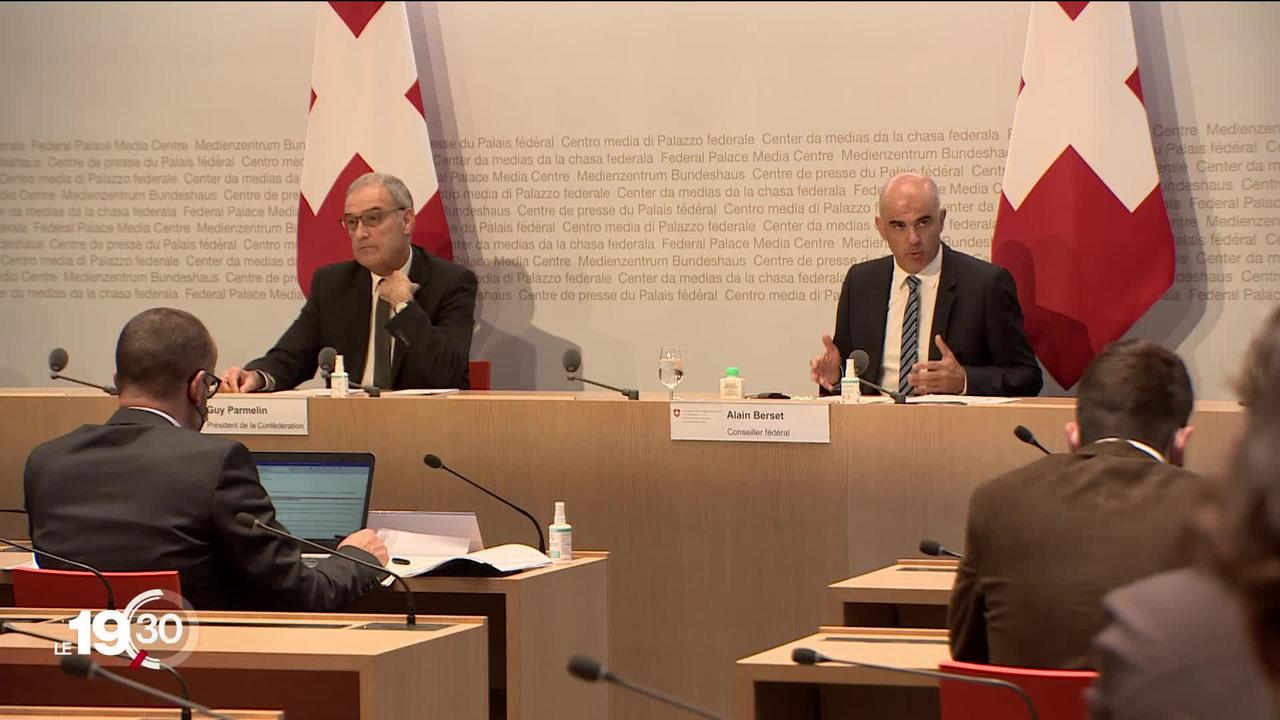 Les conseillers fédéraux Alain Berset et Guy Parmelin lancent la campagne du 28 novembre sur les adaptations de la loi Covid-19. Le débat s’annonce tendu