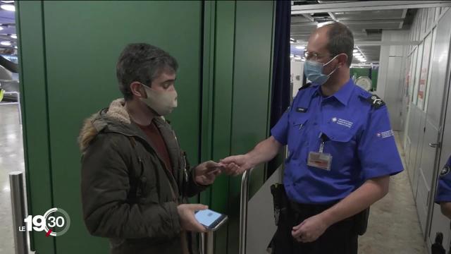 Dès aujourd'hui, toute personne arrivant en Suisse par avion doit présenter un test PCR. Reportage à Genève Cointrin