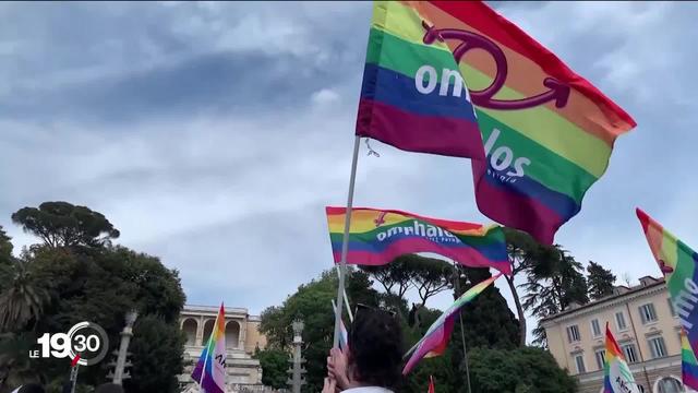 En Italie, une proposition de loi contre l'homophobie divise fortement la majorité politique et crispe le Vatican.