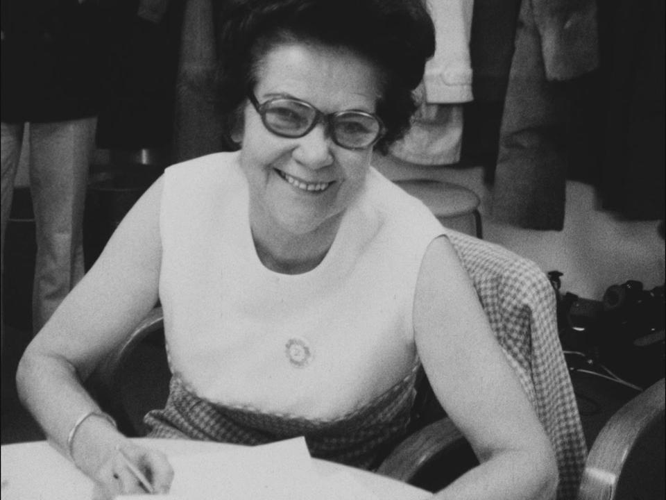 7 février 1971 : l'annonce des premiers résultats donne le sourire à Gertrude Girard-Montet, présidente de l'Association suisse pour le suffrage féminin. [RTS]