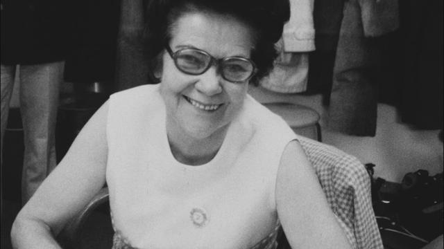 7 février 1971 : l'annonce des premiers résultats donne le sourire à Gertrude Girard-Montet, présidente de l'Association suisse pour le suffrage féminin. [RTS]