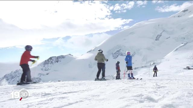 La saison de ski est lancée en Suisse. Plus de 3'000 skieurs ont dévalé les pistes valaisannes du domaine de Saas-Fee durant ce week-end d’ouverture