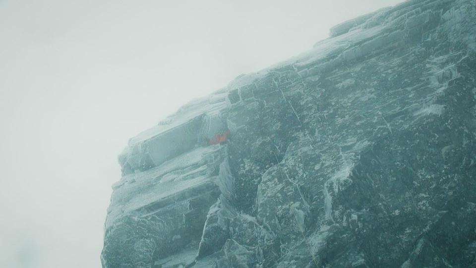 Dani Arnold dans la voie hivernale Anubis du Ben Nevis (Ecosse)