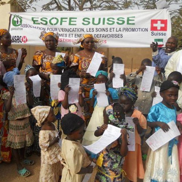En 2020 au Cameroun, plus de 160 élèves ont reçu un soutien financier et matériel de l'association AESOPFE [aesopfe.ch]