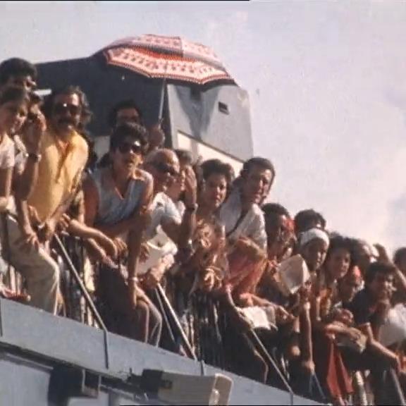 Retour à Cuba pour des touristes d’origine cubaine après plusieurs années d’exil aux USA [capture d’écran Temps Présent du 06.09.1979 – RTS]