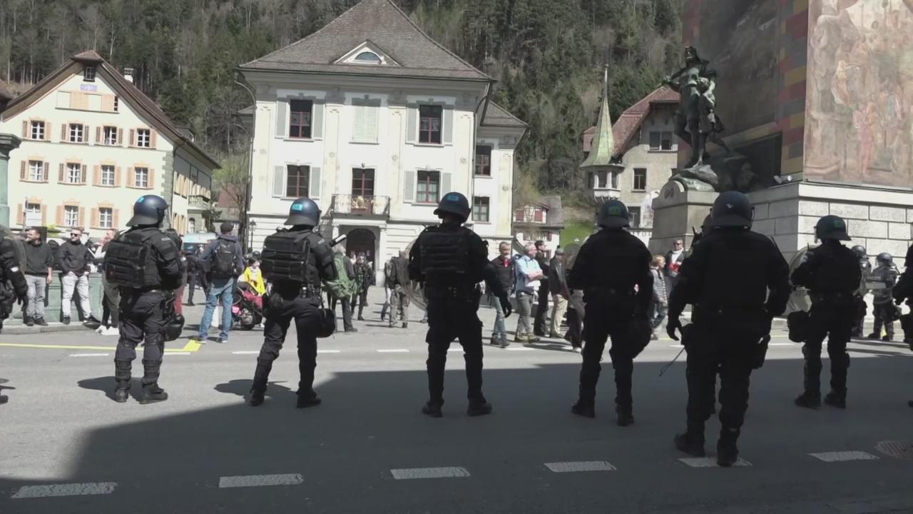Forte présence policière en marge d'une manifestation à Altdorf (UR)