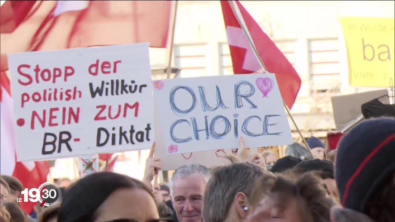 Des milliers d'opposants à la loi Covid venus de toute la Suisse se sont rassemblés cet après-midi Fribourg.
