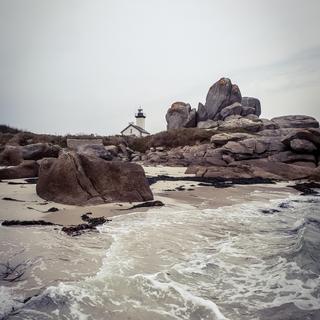 La mer et le phare de Plounéour-Brignogan-Plages en Bretagne. [RTS - Antoine Giniaux]