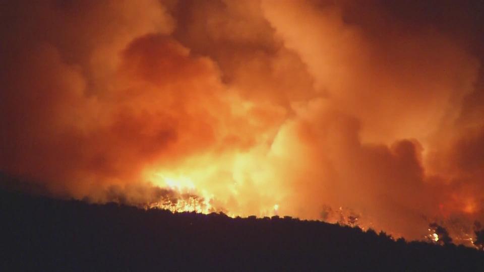 L'incendie qui touche l'ouest d'Athènes en images. [RTS]