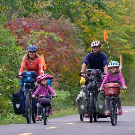 La famille Pasche dans une forêt du Quebec. [DR - ylia.ch]