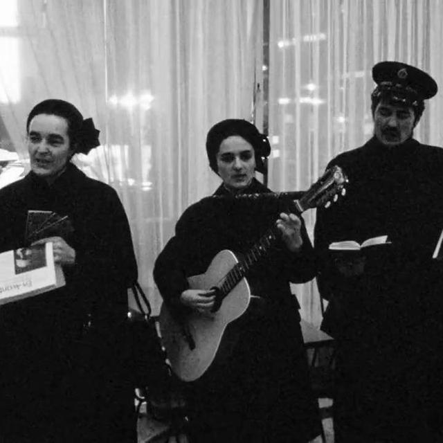 Des membres de l'Armée du Salut chantent à Londres en 1966 [Continents sans Visa 03.02.1966 - RTS]