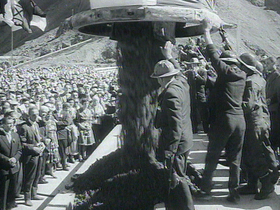 Une cérémonie marque la fin du chantier du barrage de la Dixence en 1961.