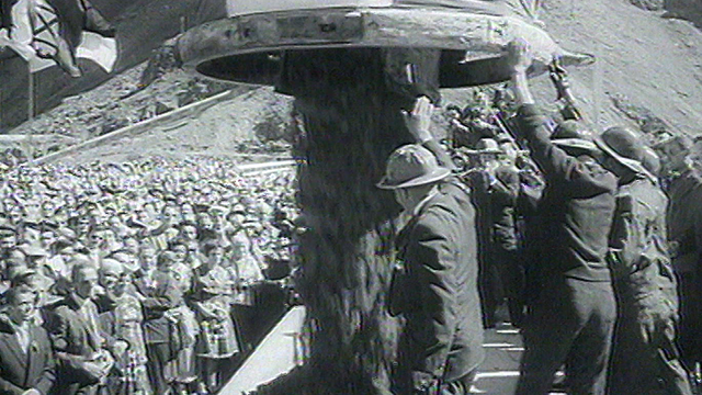 Une cérémonie marque la fin du chantier du barrage de la Dixence en 1961.