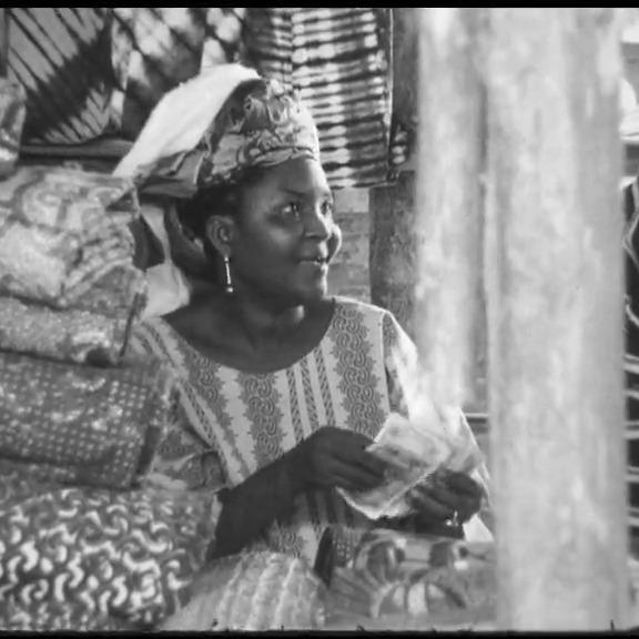 Une Mamie Benz au marché de Cotonou, Bénin [- capture d'écran du Temps Présent 27.02.1970 - RTS]