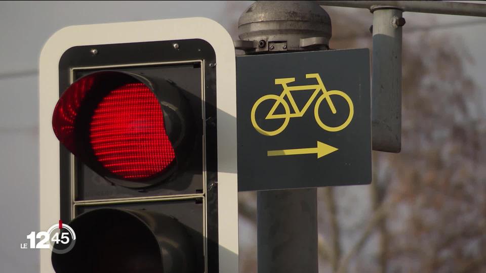 Les cyclistes pourront désormais brûler certains feux rouges, grâce à une nouvelle loi fédérale