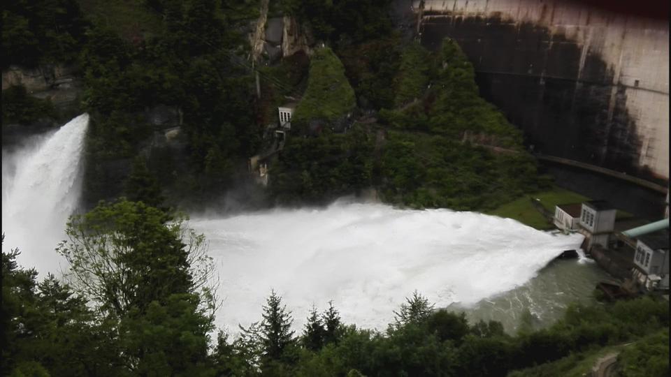 Fort débit d'eau de la Sarine dans le canton de Fribourg (vidéo: Samuel Stritt)