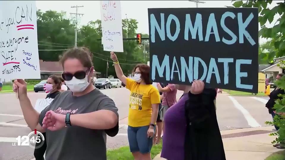 Aux Etats-Unis, la rentrée scolaire divisent les militants du port du masque et ceux qui s'y opposent.