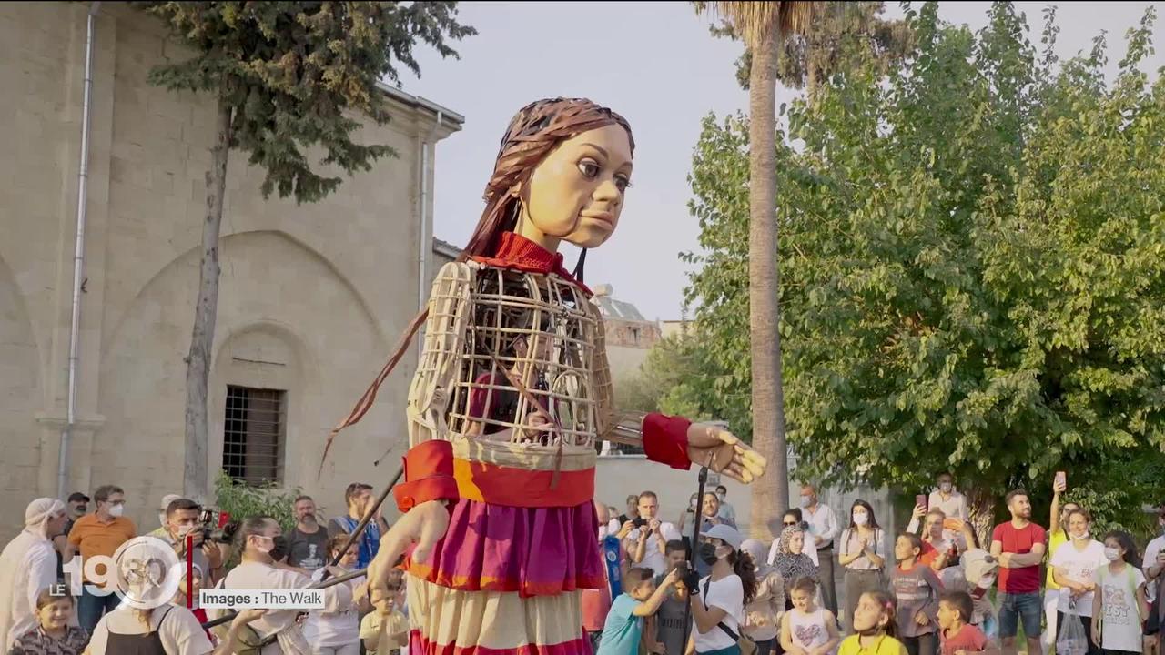 De la Turquie au Royaume-Uni, Petite Amal, la marionnette géante à l’effigie d’une jeune réfugiée syrienne, était de passage mardi à Genève