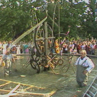 Inauguration de la fontaine Jo Siffert par Jean Tinguely en 1984. [RTS]