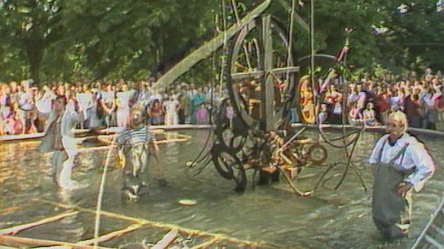 Inauguration de la fontaine Jo Siffert par Jean Tinguely en 1984. [RTS]