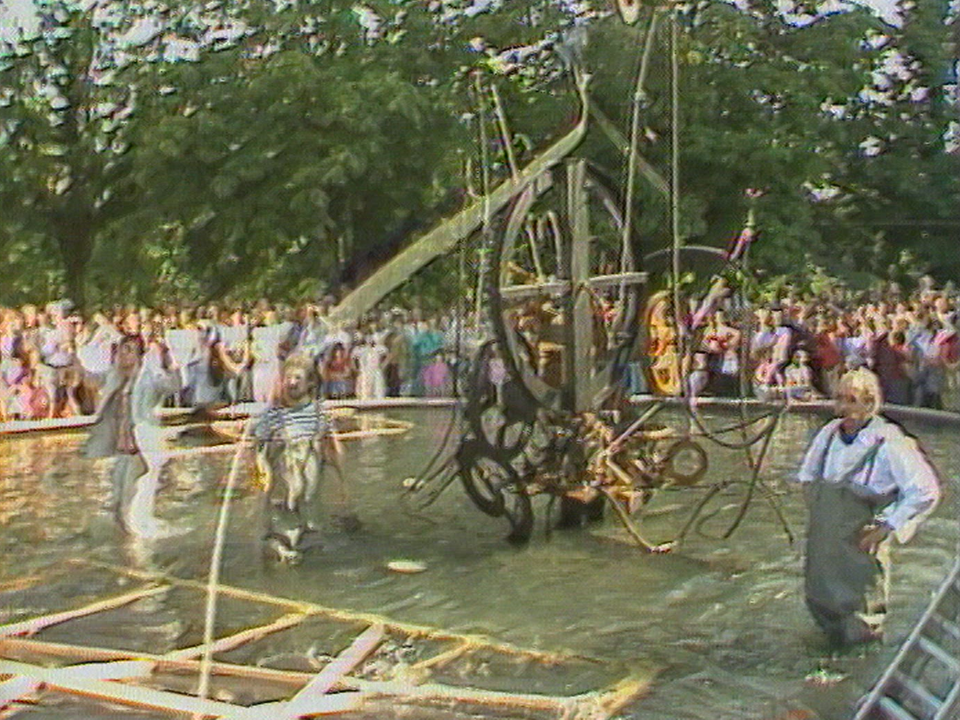 Inauguration de la fontaine Jo Siffert par Jean Tinguely en 1984. [RTS]