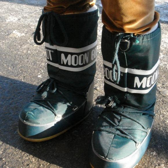 Moon Boots [CC by SA Generic 2.0 Wikimedia - Leon Brocard]