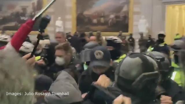 Les images des confrontations à l'intérieur du Capitole