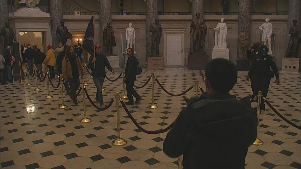 Des partisans pro-Trump entrent dans le Capitole