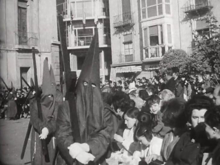 A Séville, durant la semaine sainte, les processions de pénitents se succèdent dans la ville. [RTS]