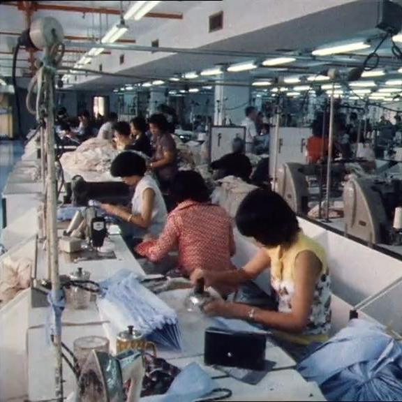Atelier à Hong Kong. [capture d'écran du Temps Présent du 01.12.1977/RTS]