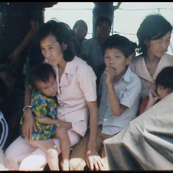 Réfugié.e.s. vietnamien.ne.s à bord du Hai Hong 1978. [Capture d'écran du Temps Présent du 18.01.1979]