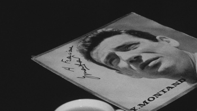 Séance de dédicace pour le chanteur et comédien français Yves Montand en 1963. [RTS]