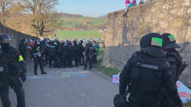 La police entame l'évacuation de la ZAD du Mormont