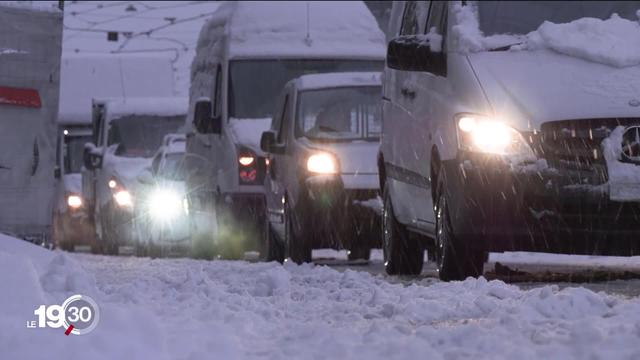 Les chutes de neige ont semé la pagaille dans le trafic routier et ferroviaire