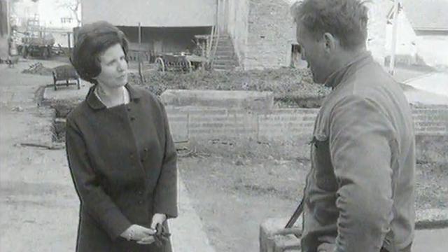 Jacqueline Guisolan en campagne pour le suffrage féminin dans la Broye fribourgeoise en 1969 [RTS]